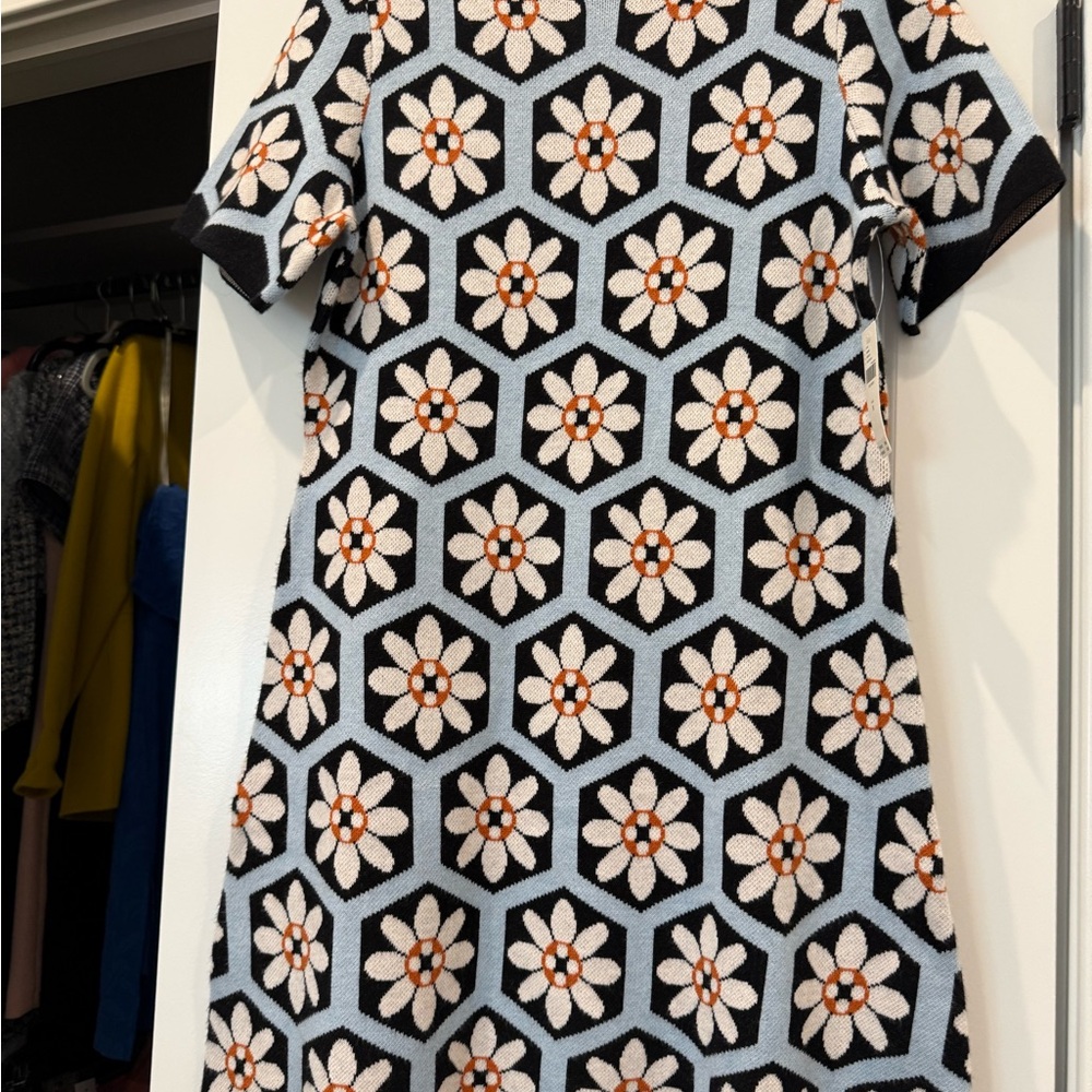 Hexagon Floral Knit Shift Dress in Black & Light Blue